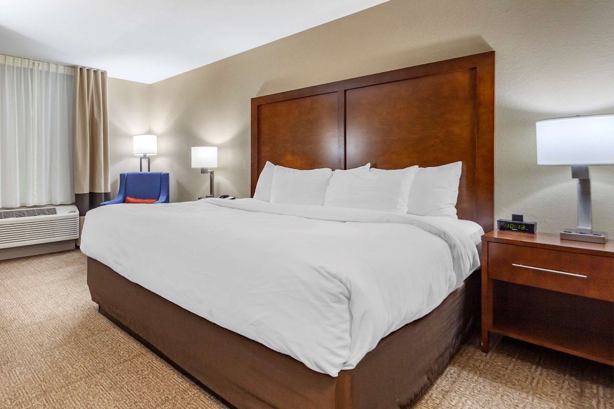 COMFORT INN SIDNEY - Image 2